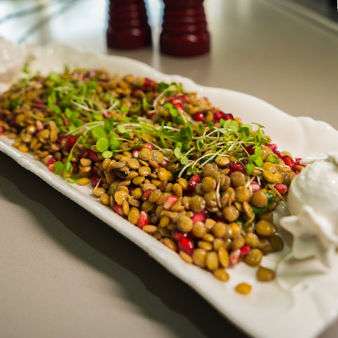 Receita | Salada de lentilhas com roma e microverdes de mostarda